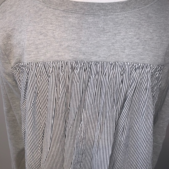 Kensie Gray Pleated Back Sweatshirt - Picture 4 of 7